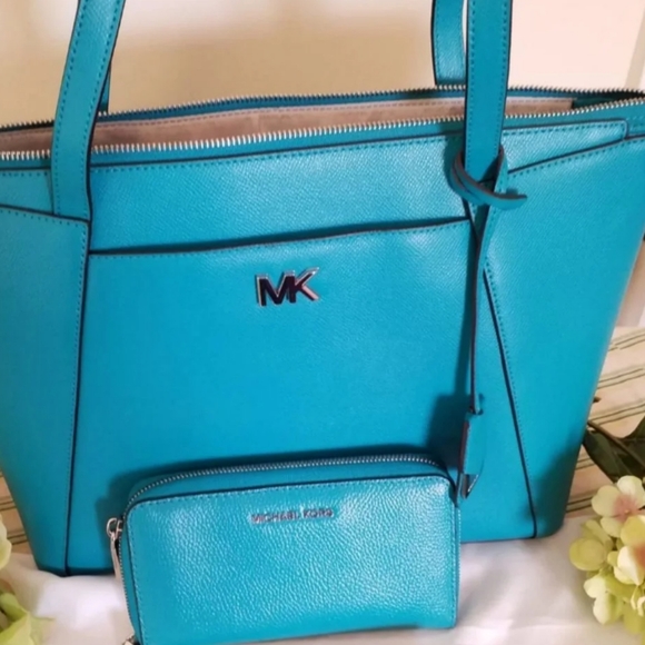 Michael Kors Handbags - Michael Kors Pruse Set (SOLD)